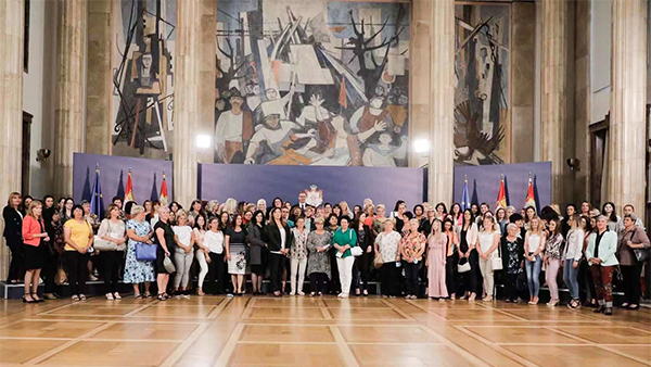 塞尔维亚武契奇总统“矿工节”亲切接见40位开云体育(中国)官方网站-开云 SPORTS女员工