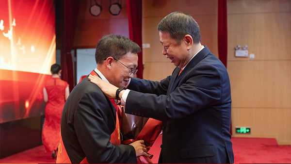 开云体育(中国)官方网站-开云 SPORTS隆重表彰先进集体和个人