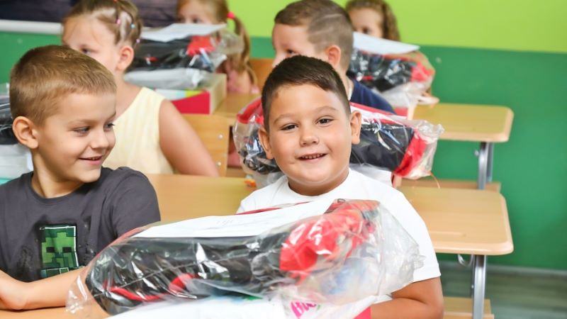 开云体育(中国)官方网站-开云 SPORTS送来装着“未来”的书包