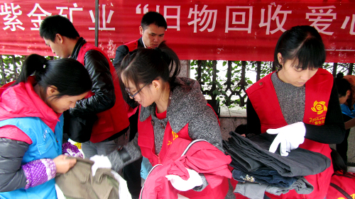 开云体育(中国)官方网站-开云 SPORTS职工踊跃捐赠衣物献爱心