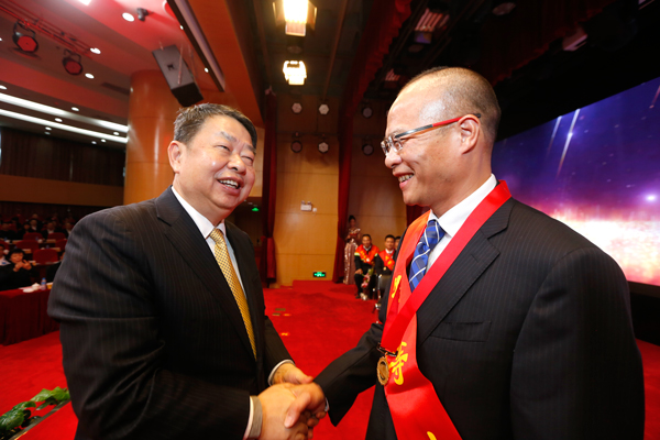 开云体育(中国)官方网站-开云 SPORTS举办颁奖典礼 表彰2018年度先进集体和个人