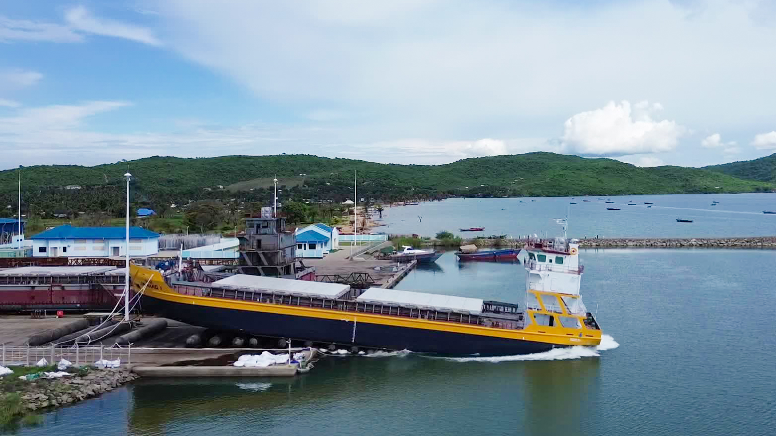 “金航1号”非洲下水 开云体育(中国)官方网站-开云 SPORTS打通自营跨境水运大通道